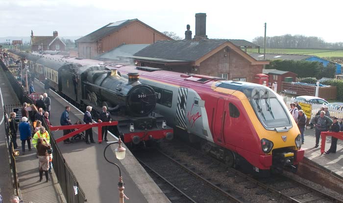 5051 Earl Bathurst and a Voyager at Bishops Lydeard 