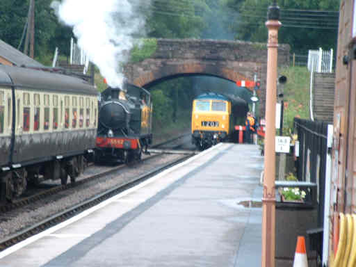 D7017 and 5542 at Bishops Lydeard