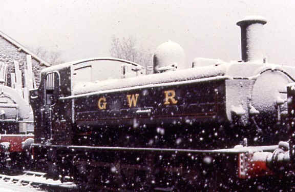Pannier 6412 in the snow at Minehead