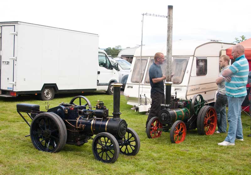 2 scale traction engines 