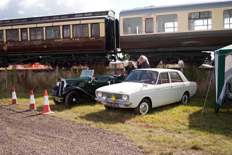 Sleeper 9038 and toplight 6705 with a Hillman Hunter 