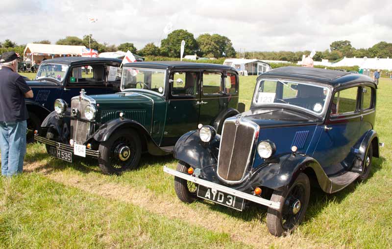 1935 Morris 10/4 saloon and a 1935 Morris Eight